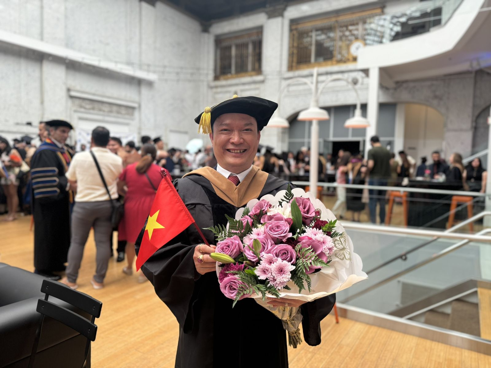 Tiến Sĩ Lê Đại Hùng - Chủ Tịch HĐQT Trường Cao đẳng Công Thương Việt Nam đón nhận bằng Viện Sĩ và Giáo Sư Danh Dự từ Trường Đại học Quốc tế Mỹ (International American University).