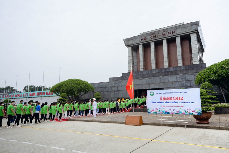 Hơn 1.000 tân sinh viên Trường CĐ Công Thương Việt Nam vào lăng viếng Chủ tịch Hồ Chí Minh