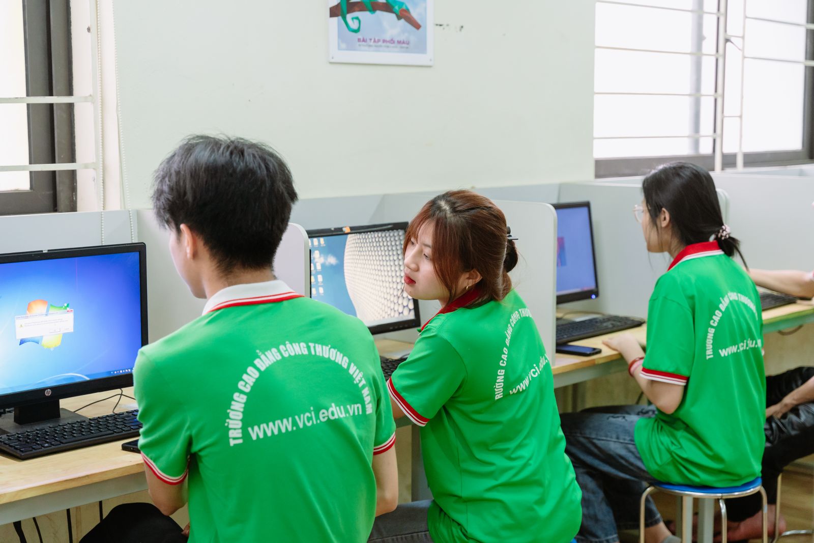 NGÀNH LOGISTICS LÀ GÌ: HỌC Ở ĐÂU UY TÍN, CƠ HỘI VIỆC LÀM SAU TỐT NGHIỆP?